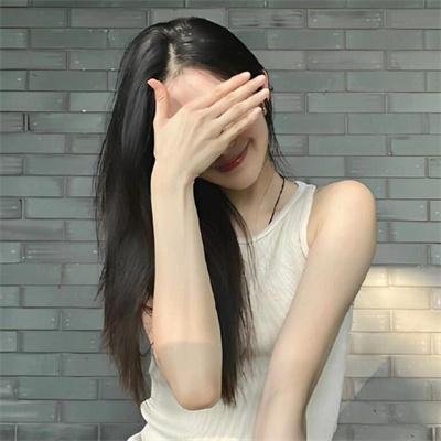 她的微笑像颗糖